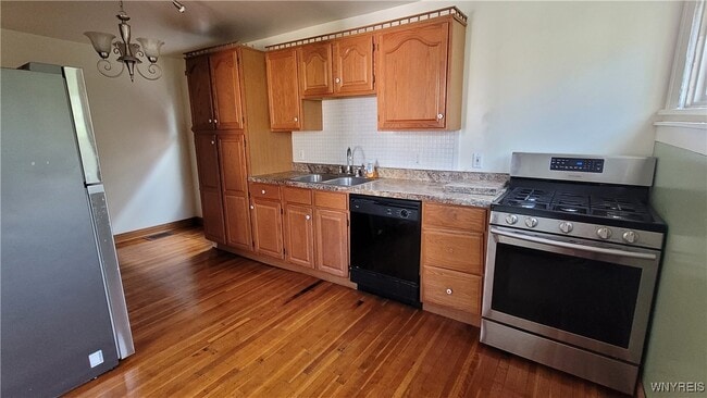 Building Photo - 558 Breckenridge St
