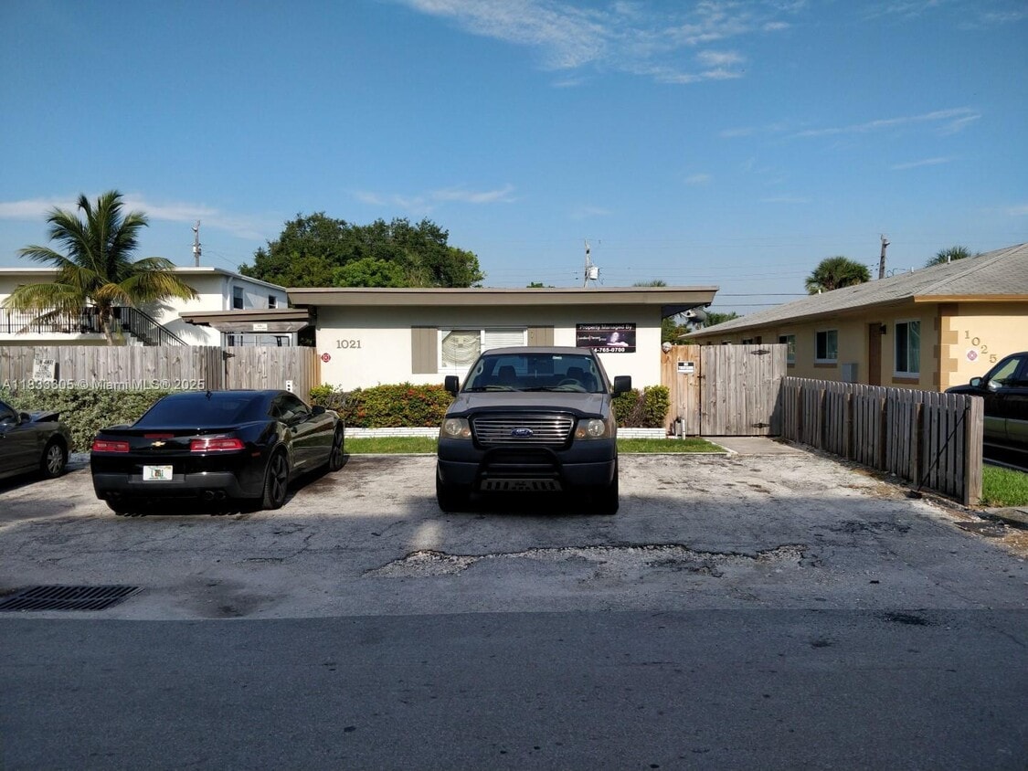 Primary Photo - 1021 NE 17th Ave