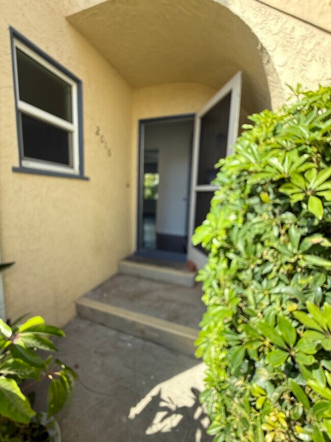 Entrada - 2016 Montana Ave