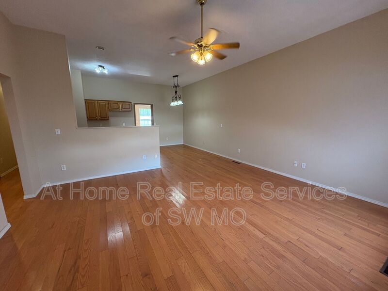 Foto del edificio - 1808 Cedarcrest Ave