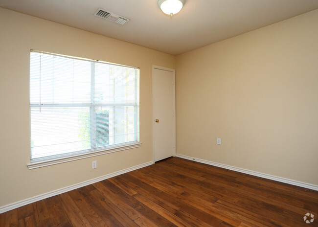 3BD,2BA_1290 SF- Dining Room - Ironwood Crossing