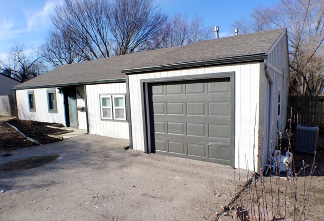 Building Photo - Lovely 3 bedrooms and 2 full baths ranch home located off Antioch Rd on W 81st St in Overland Park