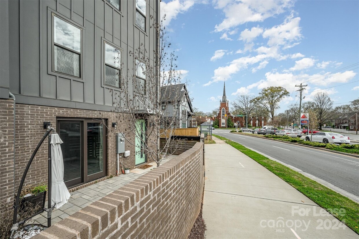 Primary Photo - 1613 Parkwood Ave