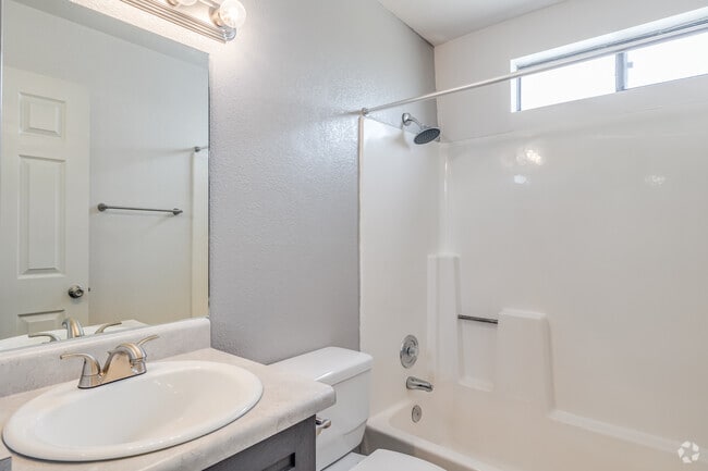 2BR, 2BA - 675SF - Regency Square