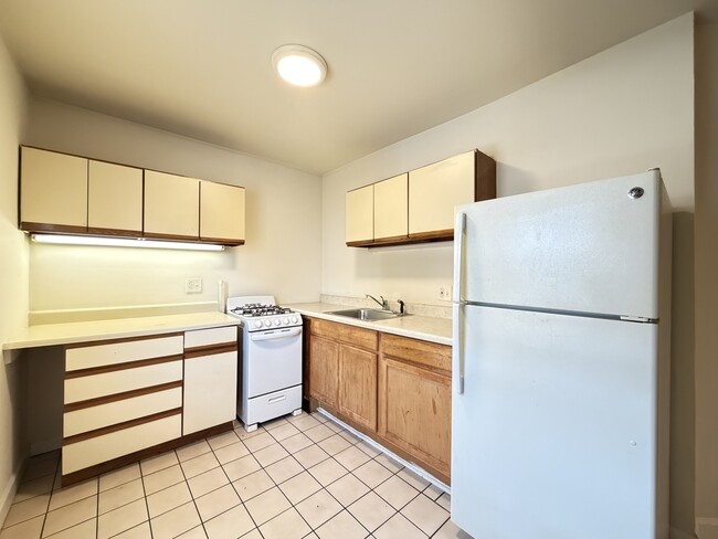 Building Photo - 850 W Cornelia Ave