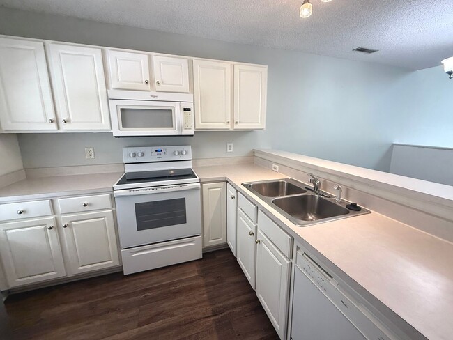 Foto del edificio - RENT SPECIAL! Updated Holten Place, top fl...