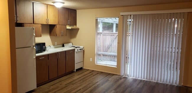 Building Photo - 303 6th Ave