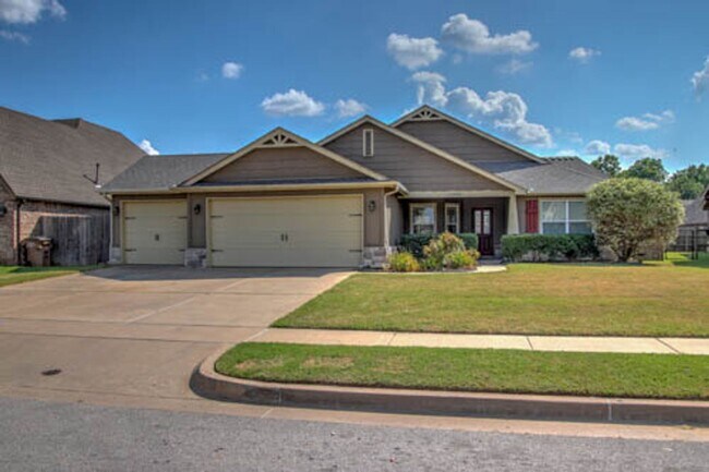 Foto del edificio - BIXBY SCHOOLS.    Great subdivision with pool and playground.
