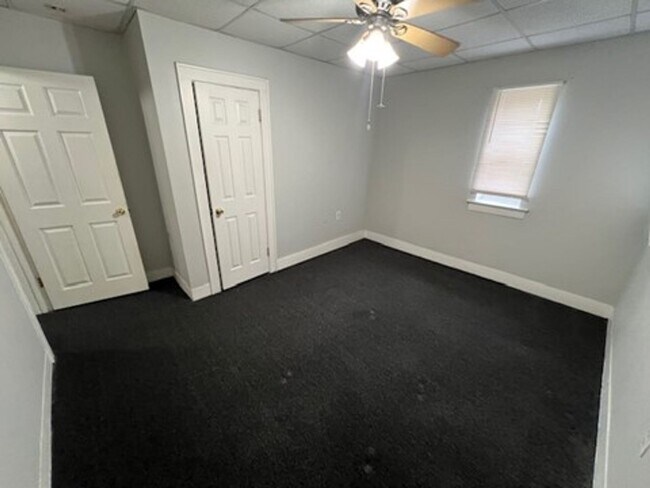 Foto del edificio - North of Downtown Akron: Updated 1BR with Tall Ceilings & Natural Light