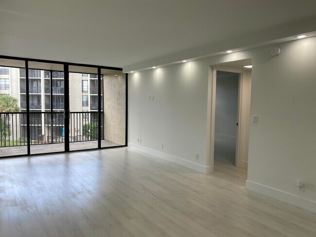 Building Photo - 21 Royal Palm Way