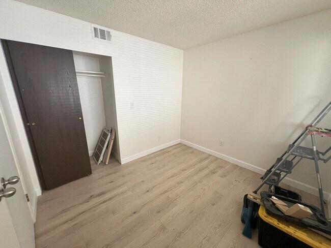 Building Photo - SAC T 100