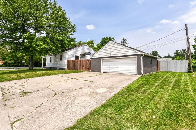 Foto del edificio - 4231 E Pleasant Run Parkway South Dr