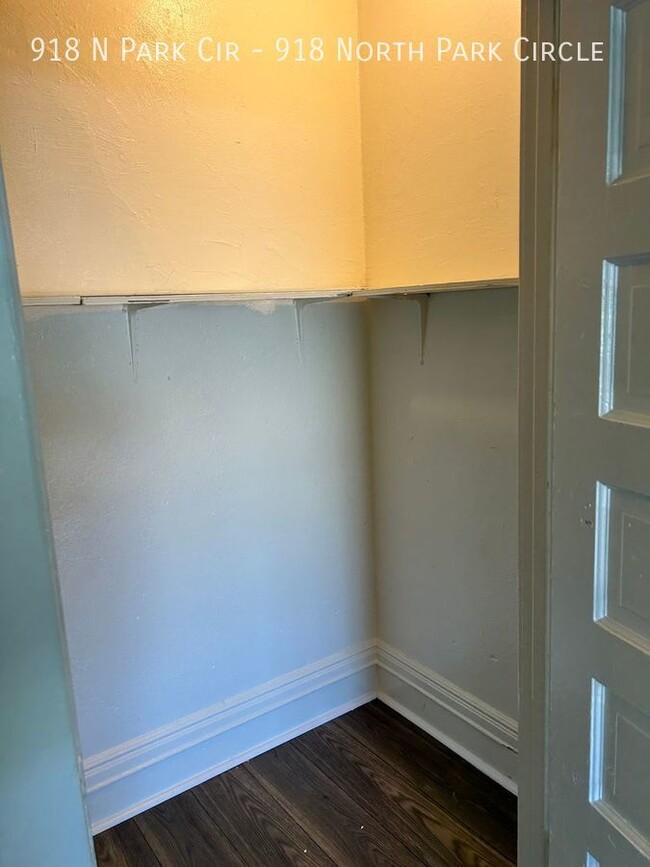 Building Photo - Brand new flooring freshly painted 1b1b fo...