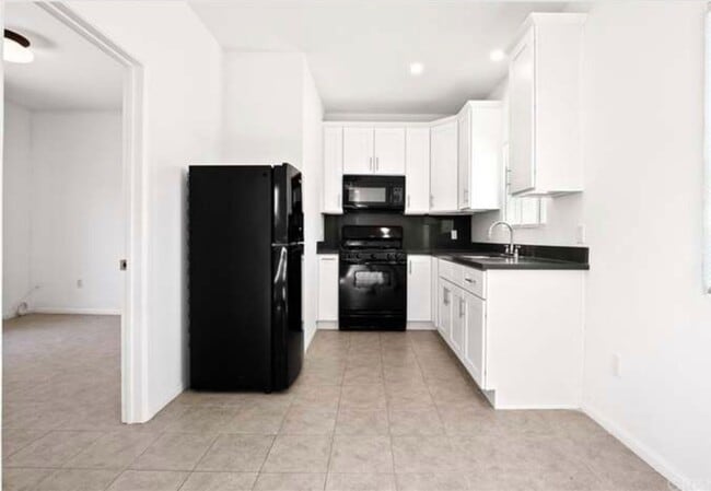 Foto del edificio - Charming 1 Bed / 1 Bath ADU with Private Patio in Prime Sylmar Location