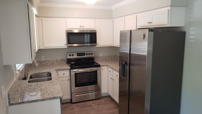 Building Photo - Updated 2br 1.5ba Condo Style home in grea...