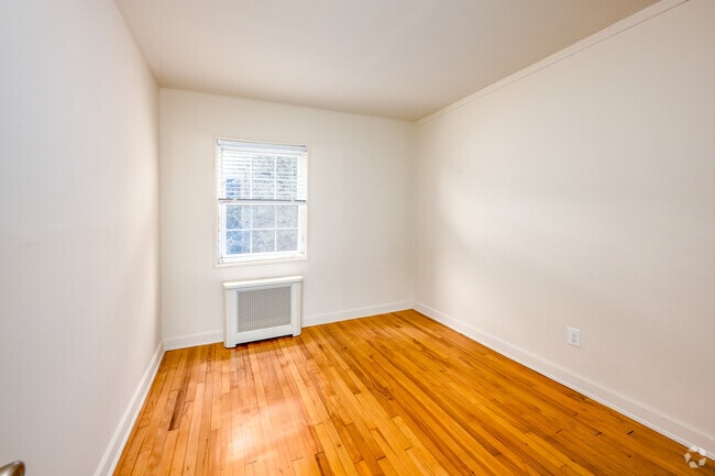 2BR, 1BA - 584SF - Bedroom - Park Wayne Apartments