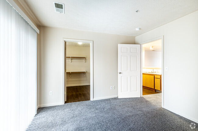 1BR, 1BA - 744SF - Clay Terrace