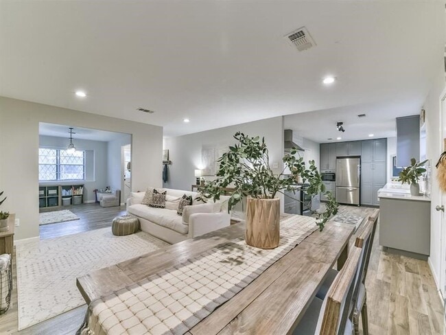 Building Photo - 401 Reta Dr