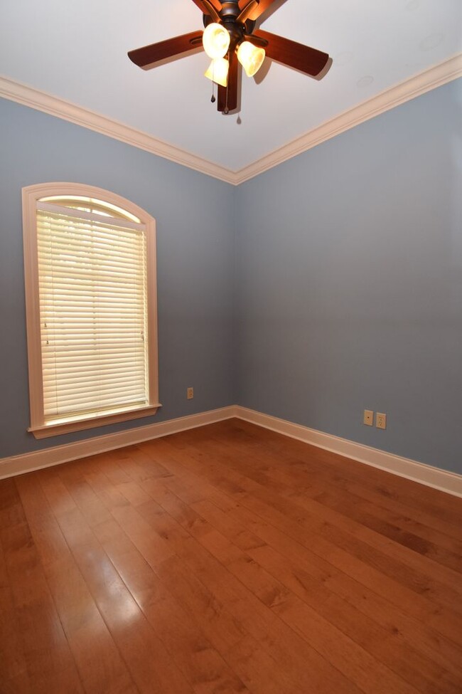 Building Photo - Spacious 3 Bedroom, 2 Bath Home