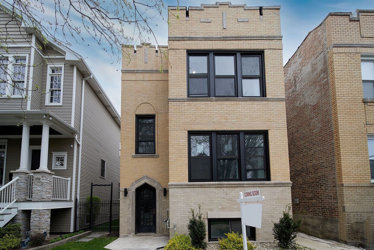 Primary Photo - 3707 N Sacramento Ave