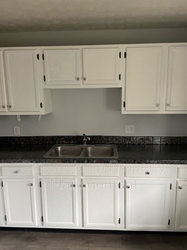 Building Photo - 785 Kerns Dr NE