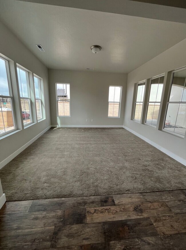 Building Photo - Like new 4 bedroom 2.5 bath Home in Desert...