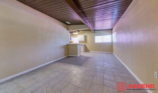Building Photo - Unique Home Near Bakersfield College!