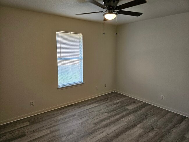 Building Photo - 2701 Lucille Dr