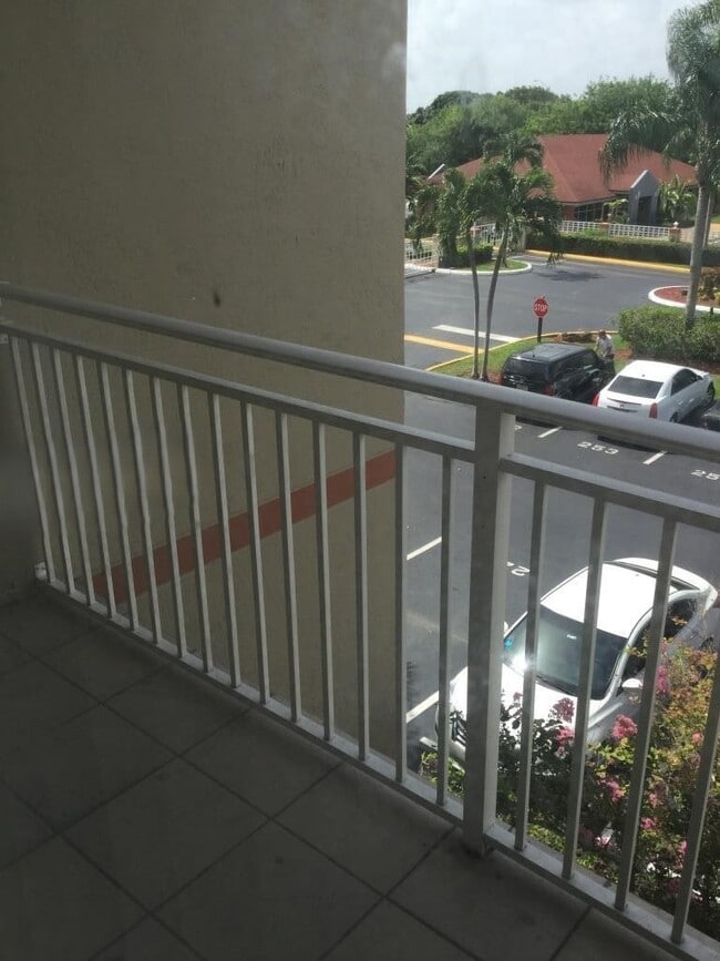 Foto del edificio - 18810 NW 57th Ave