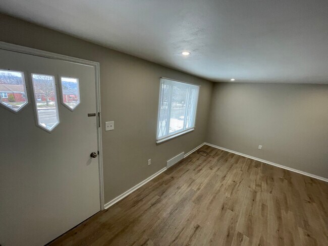 Building Photo - 3200 Overlook Dr