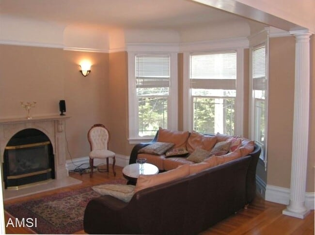 Building Photo - 2 br, 1.5 bath House - 1115 Lincoln Way