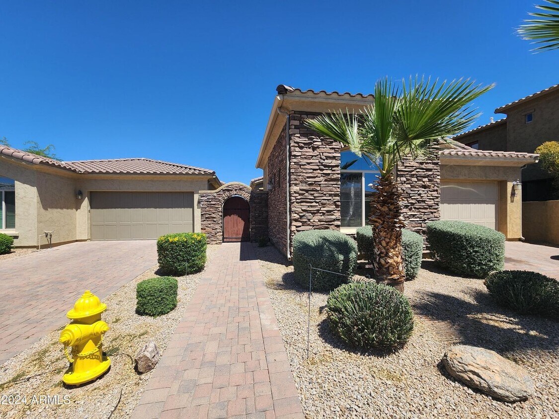 Building Photo - Gated community single level home within t...