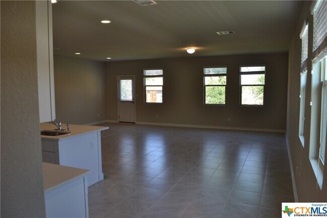 Building Photo - 208 Mary Max Cir