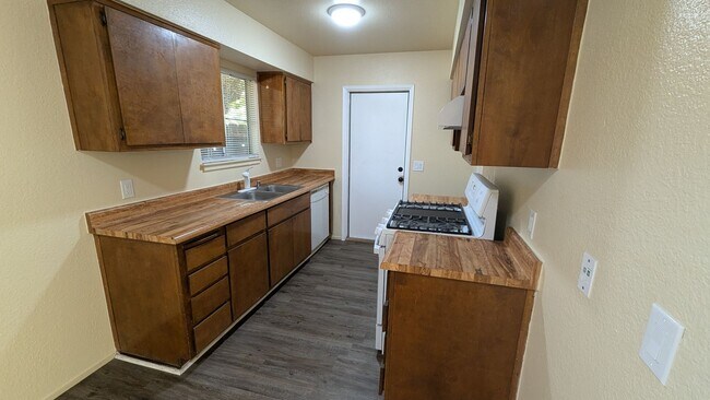 Building Photo - 3 Bedroom 2 Bath Home close to Granite Hills