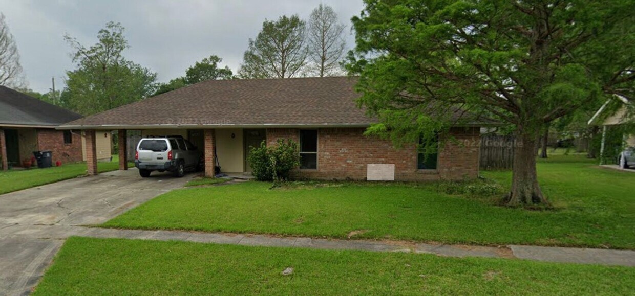 Primary Photo - 3 bed / 2 bath home