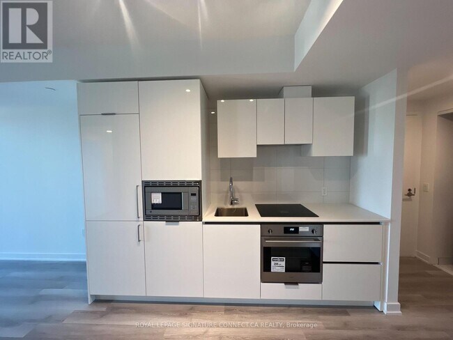 Building Photo - 238 Simcoe St