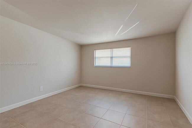 Foto del edificio - 3350 NE 33rd St