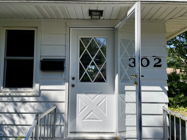 Building Photo - 302 N Meadow Ln