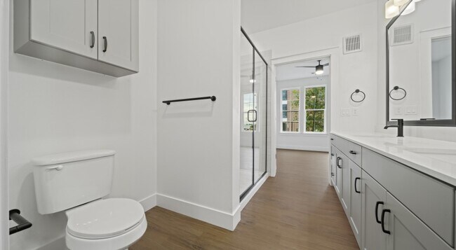 Building Photo - Live the Austin Dream: Modern 2BR Apartment!