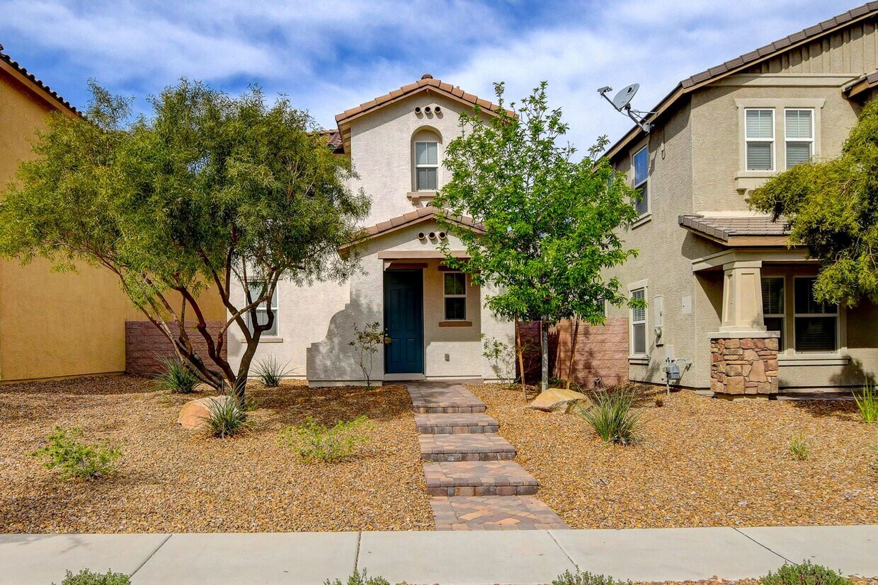 Primary Photo - Spacious 3 bbdrm home