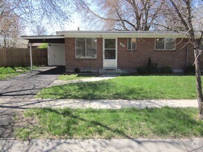 Building Photo - 824-826-826 WhiteMaple Way
