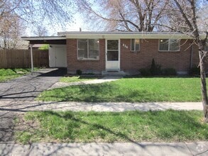 Building Photo - 824-826-826 WhiteMaple Way