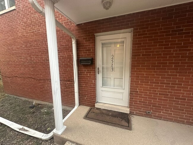 Building Photo - 2543 Crawford Ave