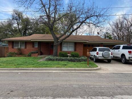 Foto principal - 3 bedroom 2 bath with fenced yard!