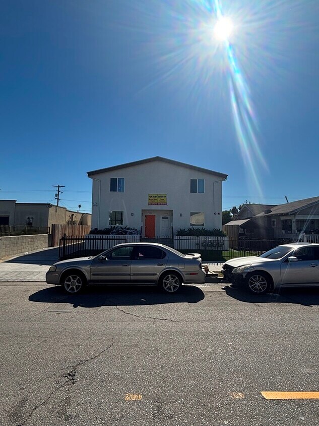 Foto principal - 630 1/2 W 79th St