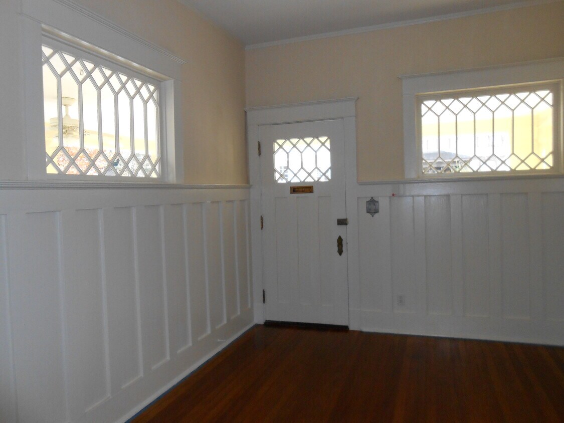 entry - 1976 Higbee Ave