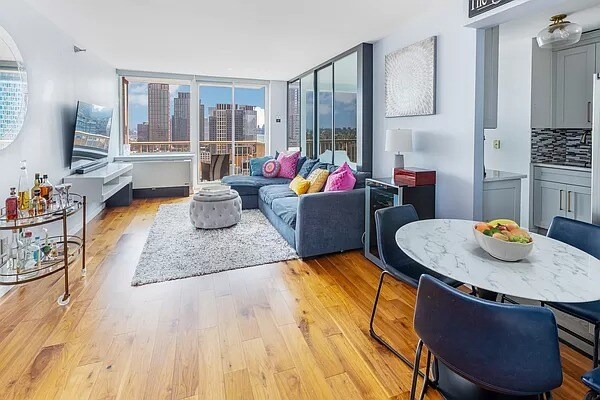 Foto principal - 4-74 48th Ave