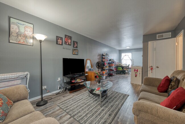 Building Photo - 2802 Lasses Blvd