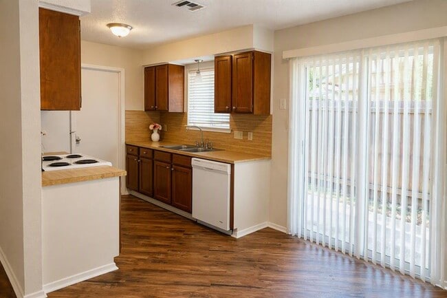 Building Photo - 8806 Pineridge Dr