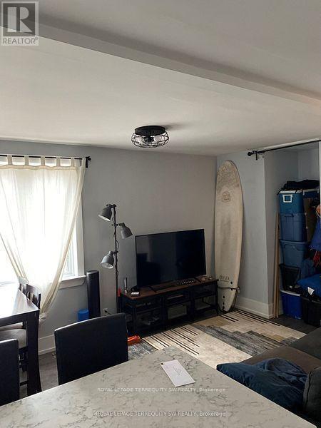 Photo du bâtiment - 102 Merrill Ave E